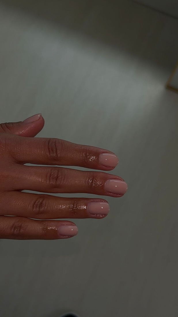 Kurze natürliche Nude Nägel mit Glanz