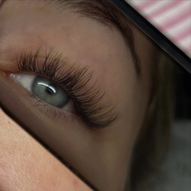 Wimpernverlängerung im Wetlook